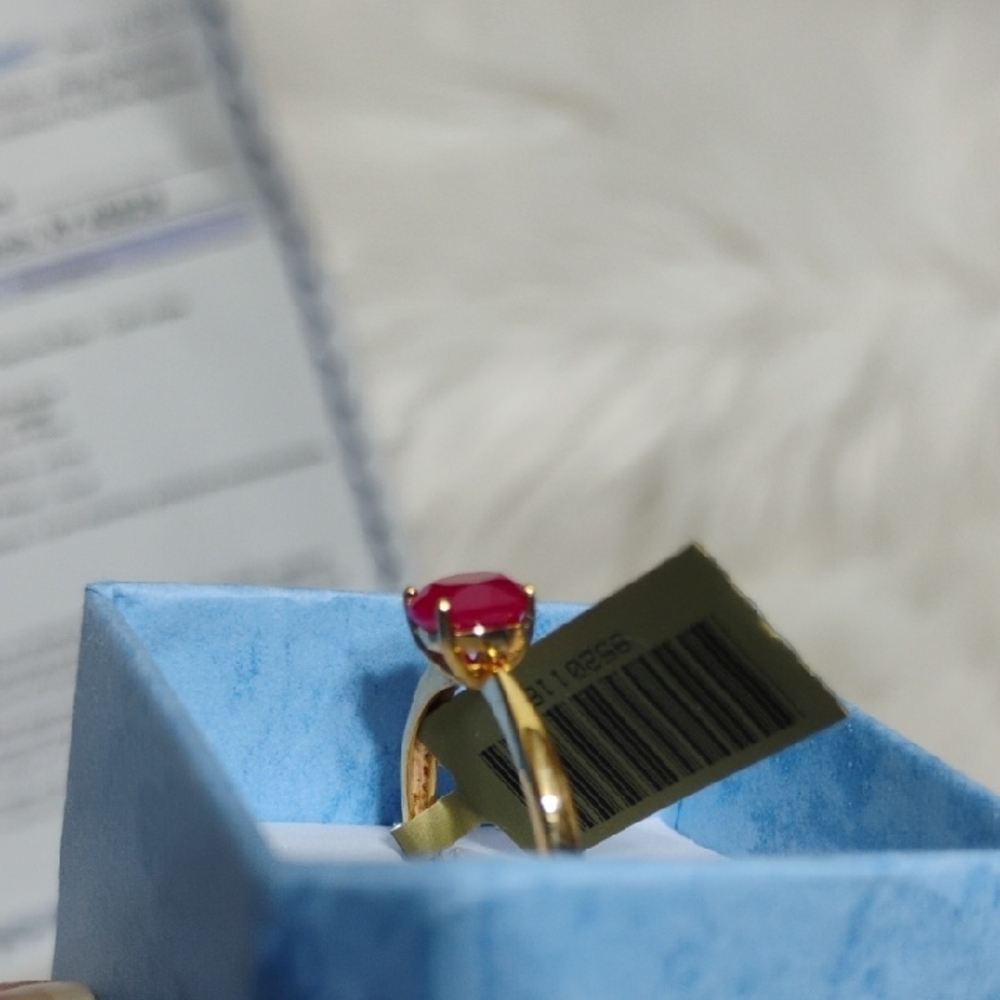 SALE! Elegant 10kt Solid Gold & Genuine 1.06 CTS Ruby Solitaire Ring - Picture 5 of 15